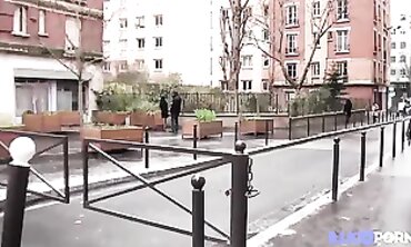 Shirinna baise deux mecs pendant que son beau-frère entend