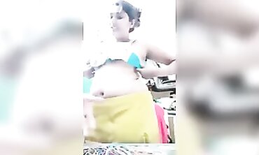Swathi Hub's Revealing Brassiere Spectacle