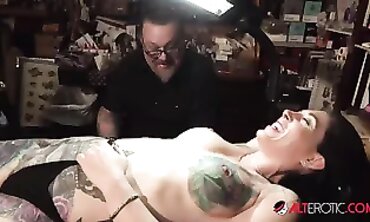 Marie Bossette Gets a Painful Tattoo on Her Thigh