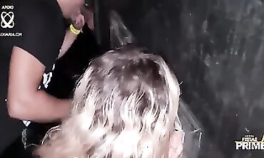 Chupando Vários Paus no Glory Hole