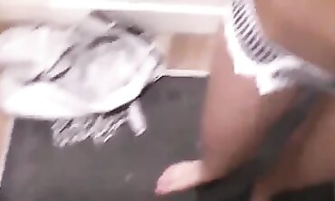 Stiefschwester lutscht meinen Schwanz in der Umkleidekabine