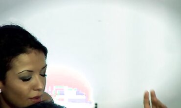 Jennifer Dark Touches On Maya Gates Vulva To Make Her Jizz During Anal Invasion