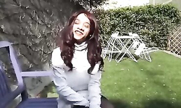 Jeune Femme Amatrice aux Gros Seins