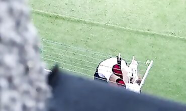 Die Nachbarin wird beim Höschen nässen beobachtet und gefickt