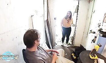 Der Handwerker: Riesige Creampie in der muschi