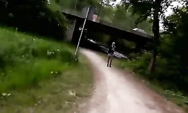 Reife Blondie wird im Park von Hausfrauenjägern beglückt