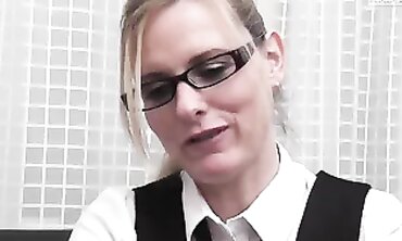Dirty Tina: Zum Diktat Bitte - Wildes Deutsch Blowjob Abenteuer