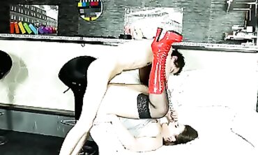 Kinging Domme Lucrecia