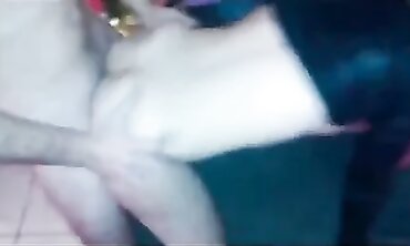 Femme blonde aux cheveux clairs partagée les yeux bandés