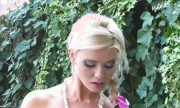 Super-Steamy Blond In Heels Caylian Curtis Frigs Her Raw Labia And Its Super-Fucking-Hot!