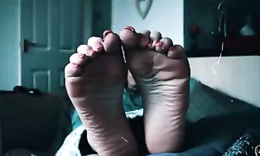 POV British MILF Wanks to Her Feet