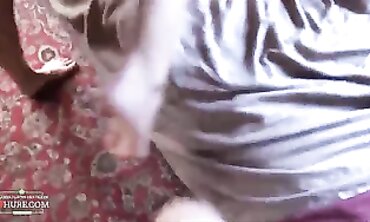 Blondine mit riesigen Brüsten fickt Freund