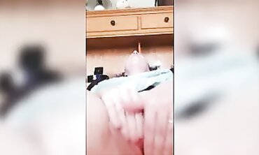 Amateur MILF Loves Morning Finger Pummeling