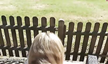 Dirty Tina Verrät ihren Ehemann im Garten