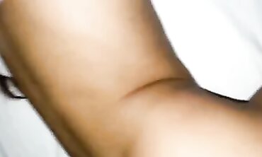 Schläfrige Brünette wird vorsichtig von hinten gefickt