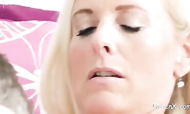 Dirty Tina: Reife Blondine in Doggy mit Creampie
