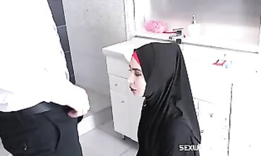 Czech Muslim Freya Dee Gets Surprised in the Restroom