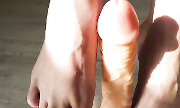 Crimson Romps Bombshell Gives a Sensual Toejob