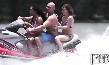 Ultra-Cutie Beauty And On Enjoy A Wild 3-Way Sex On A Seadoo