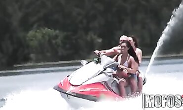Ultra-Cutie Beauty And On Enjoy A Wild 3-Way Sex On A Seadoo