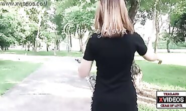 สาวไทยโชว์หีนอกสถานที่