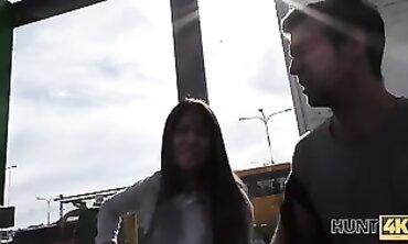 HUNT4K Fellah trouve une pauvre fille ï¿½ la gare routiï¿½re et la frappe fort