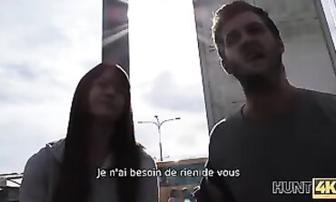 HUNT4K Fellah trouve une pauvre fille ï¿½ la gare routiï¿½re et la frappe fort