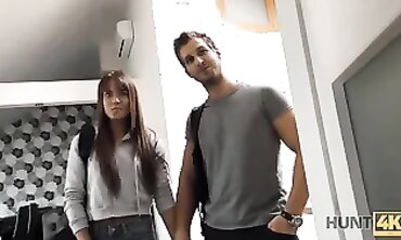 HUNT4K Fellah trouve une pauvre fille ï¿½ la gare routiï¿½re et la frappe fort