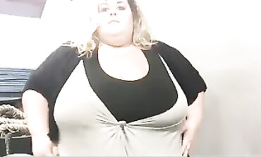SSBBW Flashing Her Bumpers