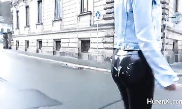 Lara Cumkitten: Spermawalk mit prall latexumhülltem Hintern