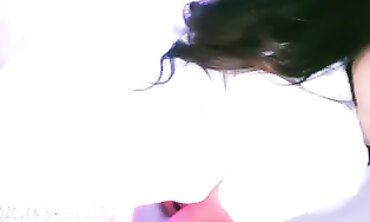 ULTRA-CUTIE DAMSELS TAUNT SUGGEST BLOWJOB SERVICE TO CUSTOMERS INTO THE GUZZLE