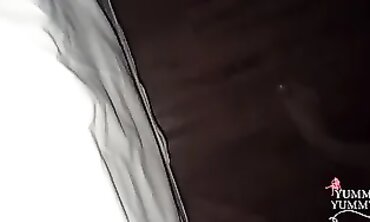 Mientras todos están dormiidos aprovecho para entrar a la habitación de mi