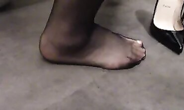 Breezies in Louboutins: Italian MILF Foot Fetish Crush