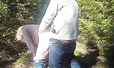 Reife Milf Genießt Nacktheit Im Wald
