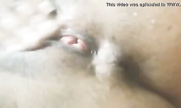 Mira se masturba hasta el orgasmo