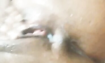 Mira se masturba hasta el orgasmo