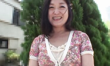 Sexy Chinese brown-haired Chiyo Yamabe opens up her wooly slingshot in front of BOYFRIEND