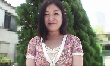 Sexy Chinese brown-haired Chiyo Yamabe opens up her wooly slingshot in front of BOYFRIEND