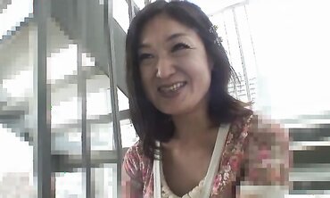 Sexy Chinese brown-haired Chiyo Yamabe opens up her wooly slingshot in front of BOYFRIEND