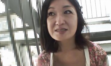 Sexy Chinese brown-haired Chiyo Yamabe opens up her wooly slingshot in front of BOYFRIEND