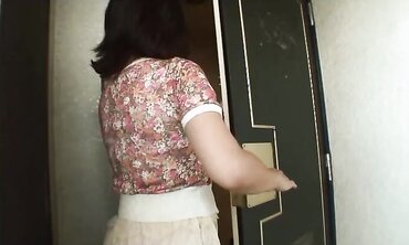 Sexy Chinese brown-haired Chiyo Yamabe opens up her wooly slingshot in front of BOYFRIEND