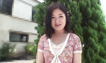 Sexy Chinese brown-haired Chiyo Yamabe opens up her wooly slingshot in front of BOYFRIEND