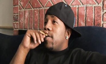 Suga Chocolate-Colored Gives Her Pussy For A Blunt