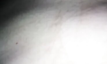 Zrela žena u čipkastom donjem rublju prima orgazam