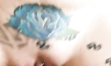 Madre Italiana Scopata in Bagno da Ragazzo Nero