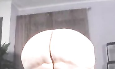Love Shows Off Her Mega Gigantic BBW Booty
