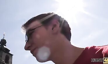 POV: Un cocu docile regarde sa copine se faire baiser pour de l'argent