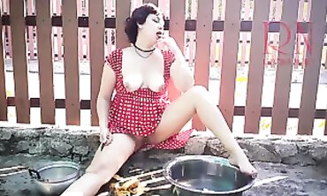 Regina Noir Retro Maid Striptease