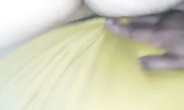 Gordinha Brunetta Toma Leite na POV