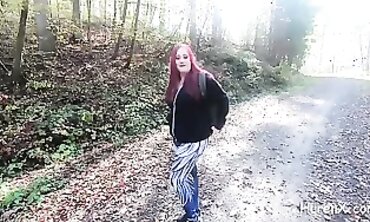Rote Milf lässt sich im Wald von Fremden tief saugen